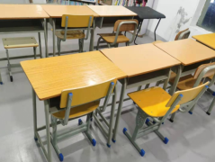 处理办公桌、课桌椅、双层铁床、电脑、打印机、沙发等