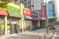 一楼门面，无费，对面14栋高层，有外摆无业态限制